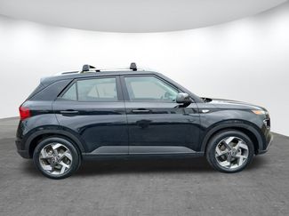 Used 2023 Hyundai Venue SEL video 2