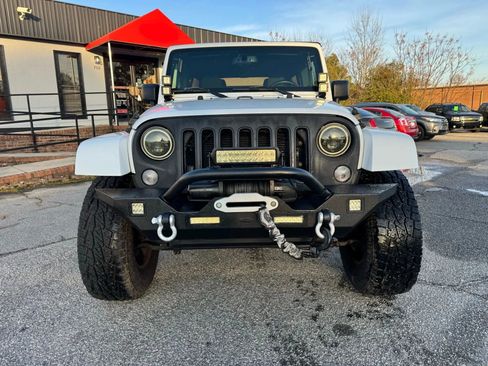 Used 2017 Jeep Wrangler Unlimited Sahara AWD/4WD image 4