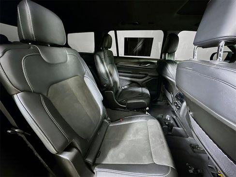 Used 2023 Jeep Grand Cherokee L Laredo image 11