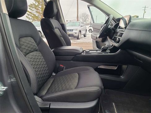 Used 2023 Nissan Pathfinder S image 18