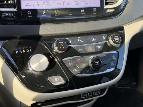Used 2023 Chrysler Pacifica Touring-L image 26