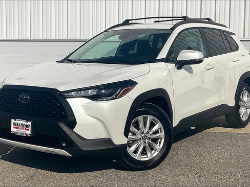 Used 2022 Toyota Corolla Cross LE image 2