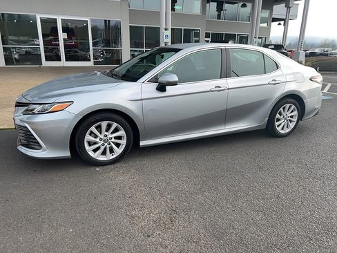 Used 2022 Toyota Camry LE image 2