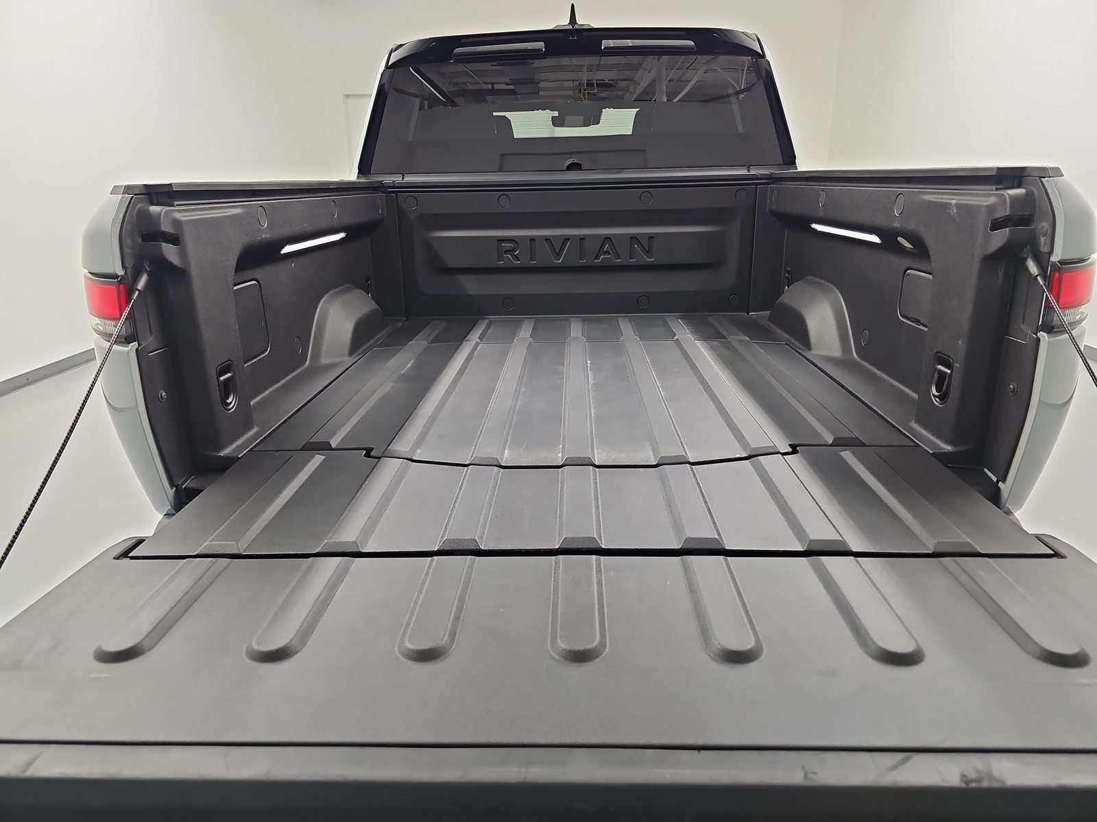 Used 2025 Rivian R1T Adventure Dual AWD/4WD image 15