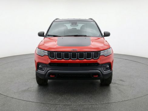 Used 2025 Jeep Compass Trailhawk AWD/4WD image 2
