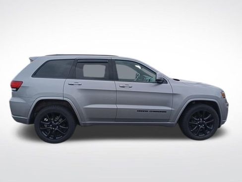 Used 2017 Jeep Grand Cherokee Altitude image 4