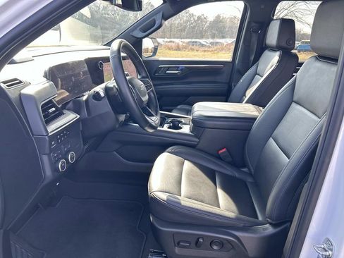 Used 2025 Chevrolet Suburban Z71 image 24