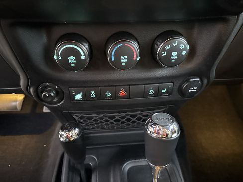 Used 2018 Jeep Wrangler Unlimited Sahara w/ Connectivity Group image 33