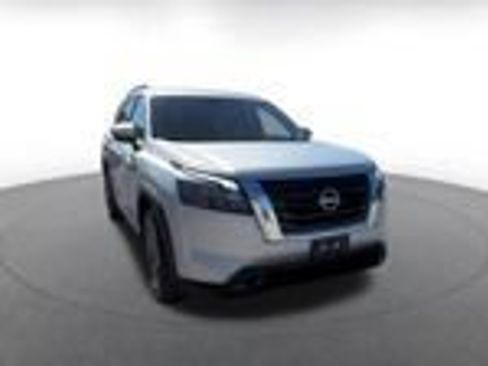 Used 2025 Nissan Pathfinder SV FWD image 10