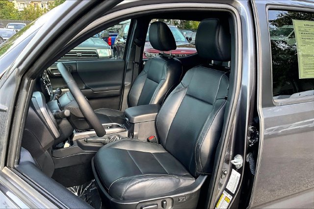 Used 2021 Toyota Tacoma TRD Sport w/ TRD Premium Sport Package AWD/4WD image 6