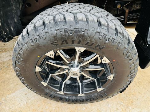 Used 2017 Nissan Titan SV image 9