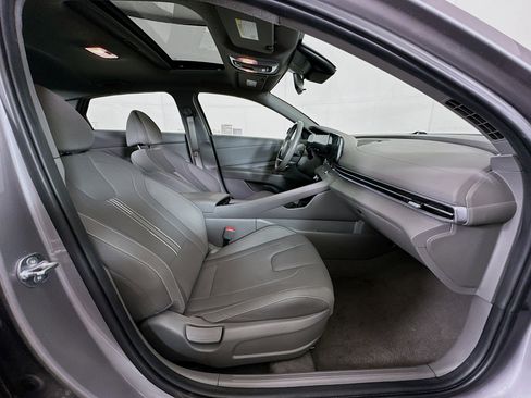 Used 2025 Hyundai Elantra SEL image 32