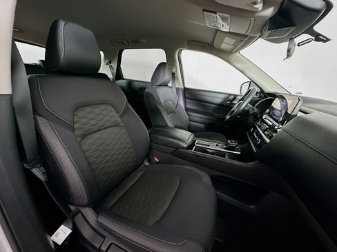 Used 2025 Nissan Pathfinder SV image 32