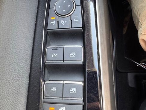 Used 2025 Nissan Pathfinder Platinum image 29