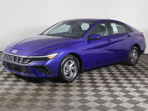 Used 2025 Hyundai Elantra SE FWD image 6
