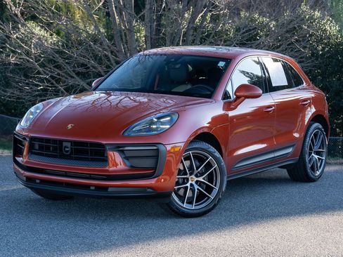 Certified 2022 Porsche Macan image 1