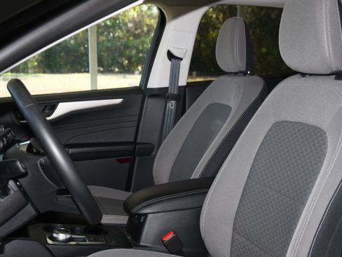 Used 2022 Ford Escape SE w/ SE Sport Appearance Package image 12