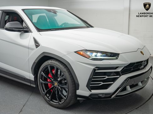 Used 2021 Lamborghini Urus AWD/4WD image 2