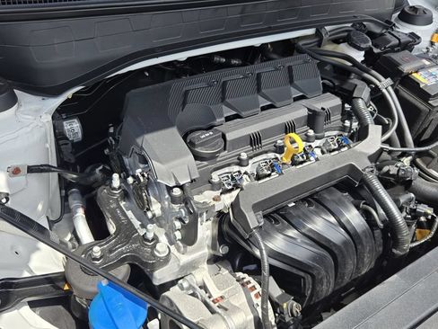 Certified 2025 Hyundai Venue Limited FWD image 17