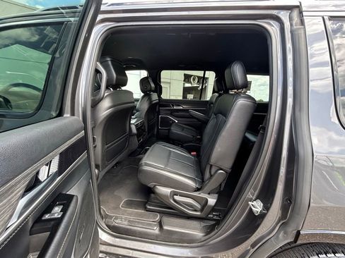 Used 2024 Jeep Wagoneer Series III AWD/4WD image 63