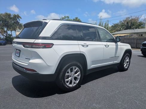 Used 2022 Jeep Grand Cherokee Limited w/ Trailer Tow Prep Group (B) AWD/4WD image 4
