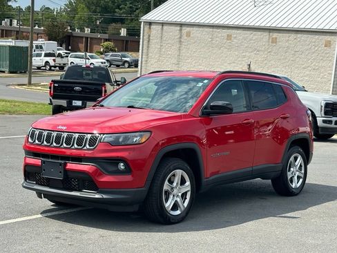 Used 2023 Jeep Compass Latitude w/ Convenience Group AWD/4WD image 2