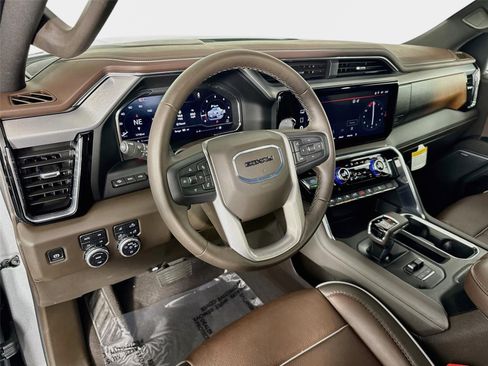 Used 2025 GMC Sierra 1500 Denali w/ Denali Reserve Package AWD/4WD image 9