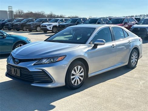 Used 2021 Toyota Camry LE image 2