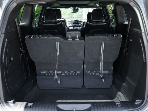 Used 2022 Chrysler Pacifica Limited w/ S Appearance Package FWD image 8