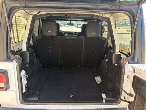 Used 2018 Jeep Wrangler Unlimited Sahara w/ Cold Weather Group AWD/4WD image 7