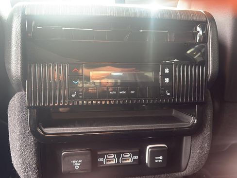 Used 2024 Jeep Wagoneer Series II image 16