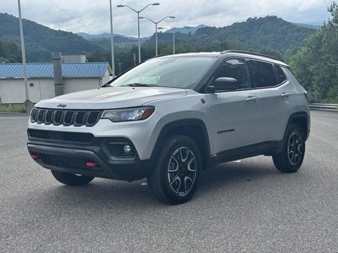 Used 2024 Jeep Compass Trailhawk AWD/4WD image 3