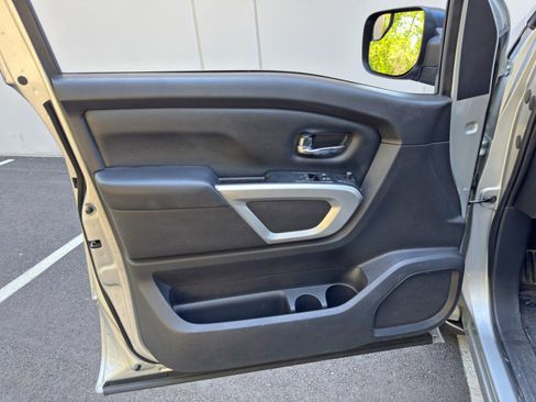 Used 2018 Nissan Titan SV w/ SV Convenience Package image 30