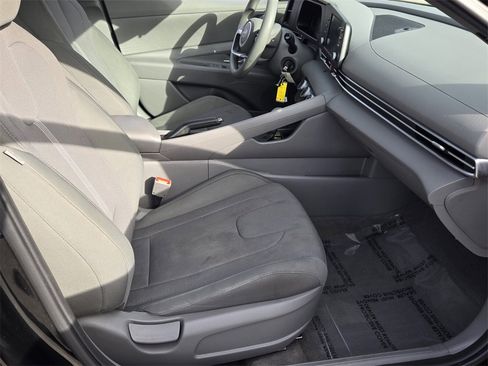 Certified 2025 Hyundai Elantra SE image 16