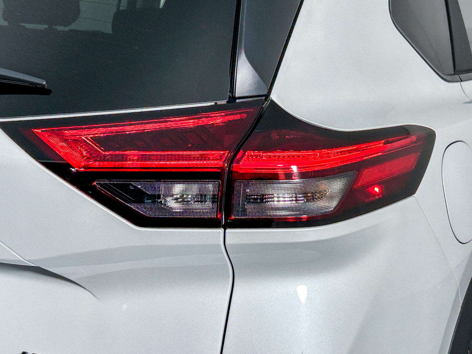 Used 2025 Nissan Rogue SV AWD/4WD image 9