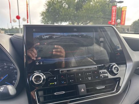 Used 2020 Toyota Highlander Limited Platinum image 28