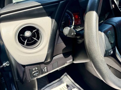 Used 2018 Toyota Corolla LE FWD image 30