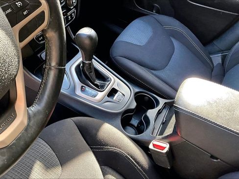 Used 2017 Jeep Cherokee Latitude w/ Cold Weather Group image 20