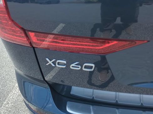 Used 2022 Volvo XC60 B5 Momentum w/ Climate Package FWD image 4