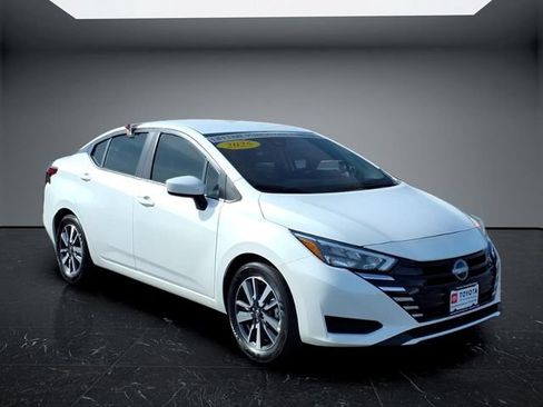 Used 2025 Nissan Versa SV FWD image 5