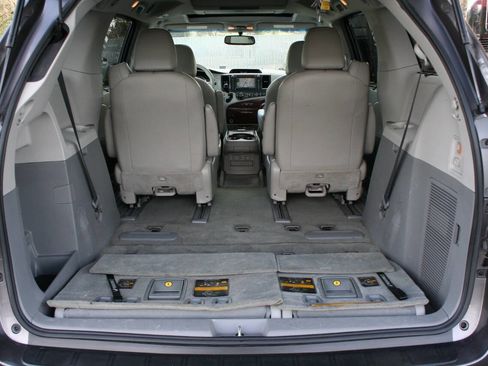 Used 2014 Toyota Sienna XLE image 29