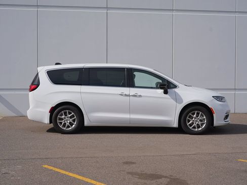Used 2025 Chrysler Pacifica Select FWD image 2