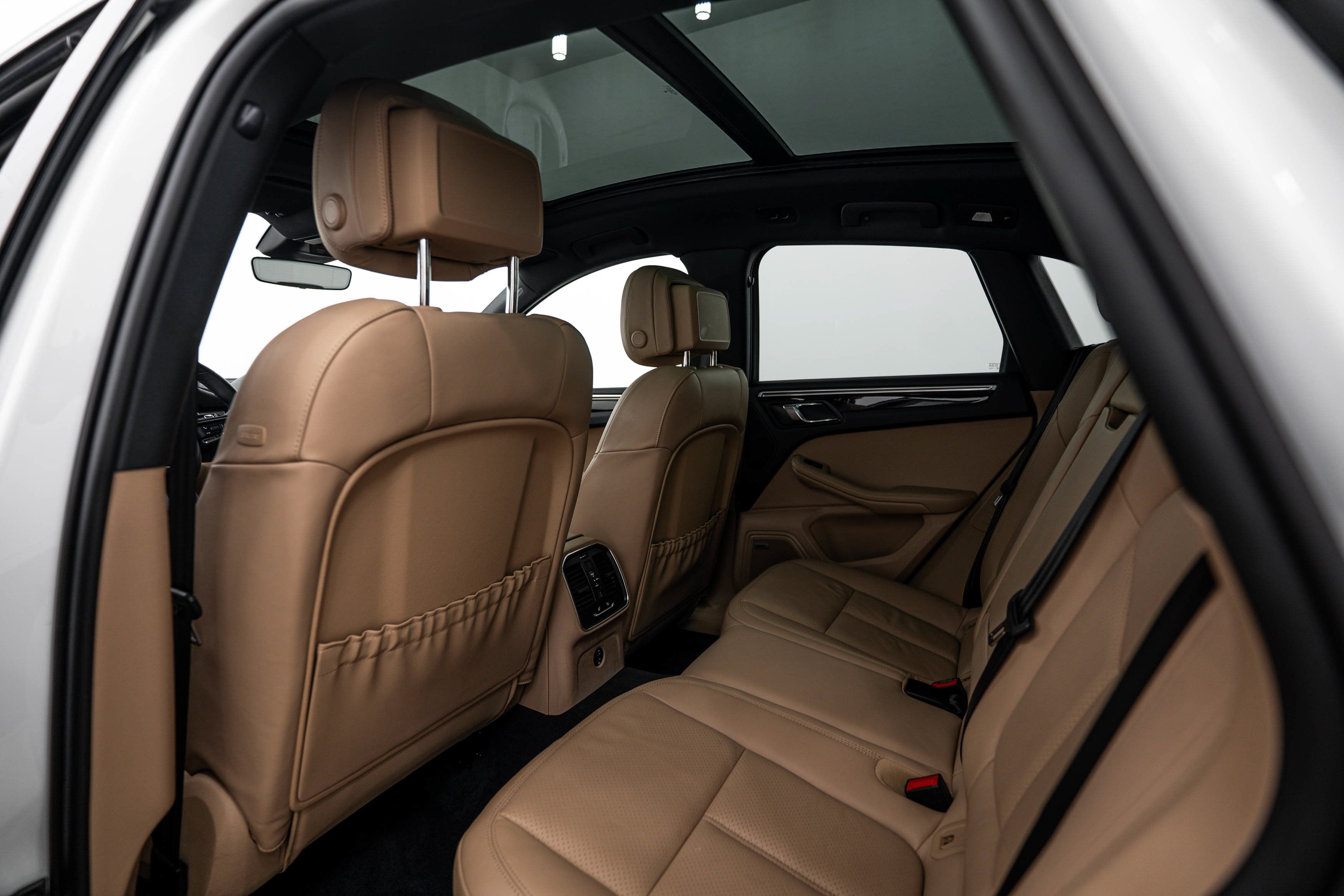 Certified 2023 Porsche Macan AWD/4WD image 21