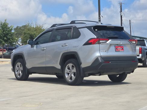 Used 2022 Toyota RAV4 XLE w/ Convenience Package FWD image 3