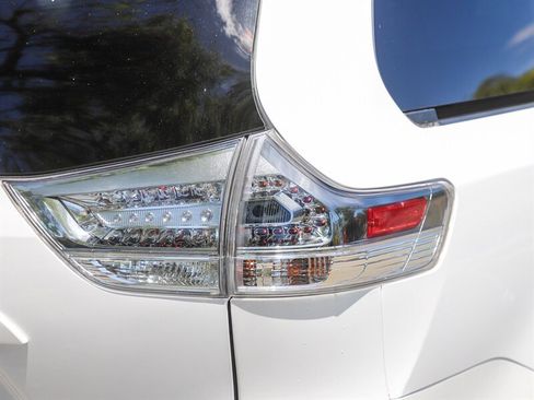Used 2017 Toyota Sienna SE FWD image 12
