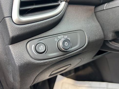 Used 2018 Chevrolet Trax LT w/ LT Convenience Package image 8