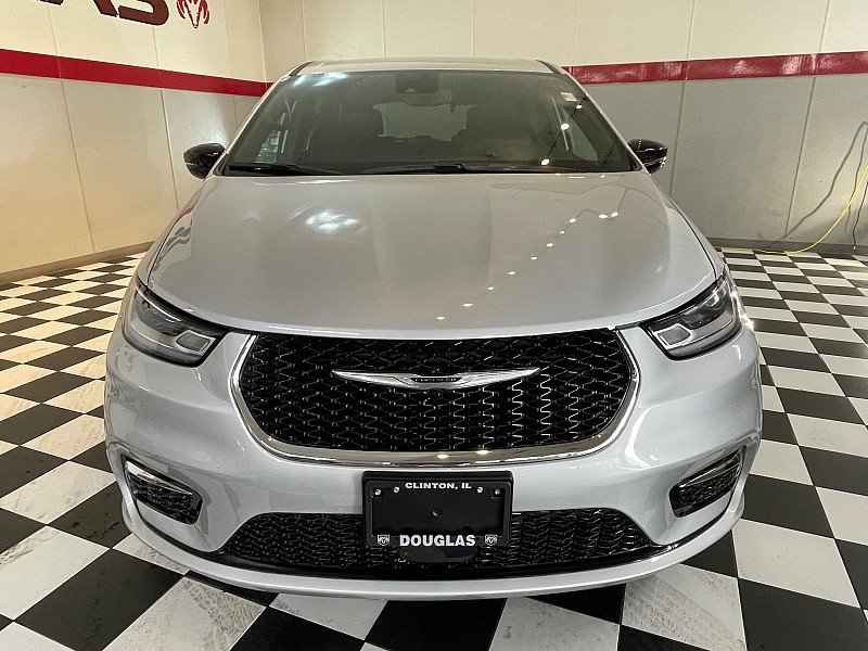 Used 2026 Chrysler Pacifica Select FWD image 2