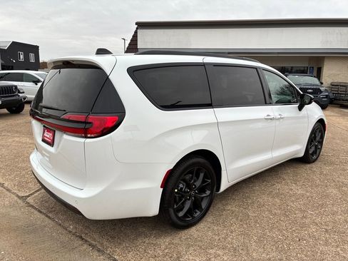 New 2026 Chrysler Pacifica Select w/ S Appearance Package image 5