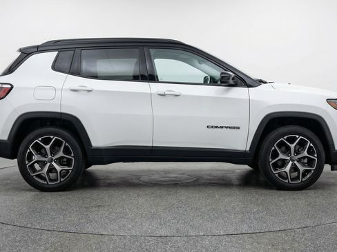 Used 2025 Jeep Compass Limited image 11