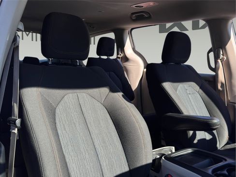 Used 2020 Chrysler Pacifica Touring image 21